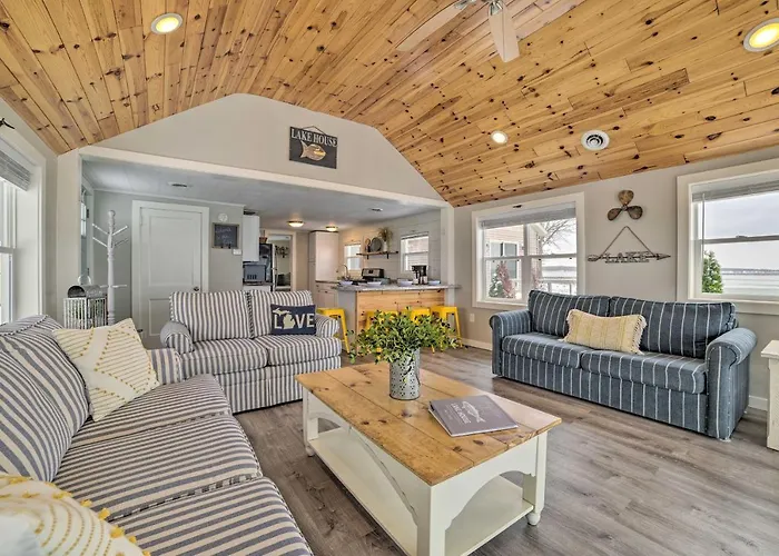 Charming Modern Cottage On Houghton Lake!