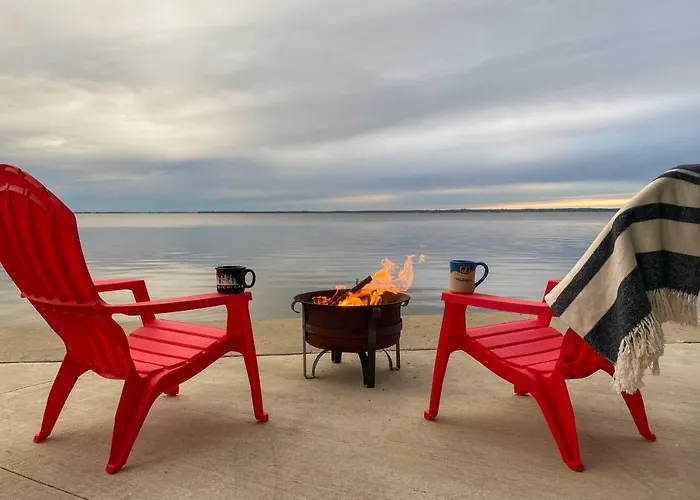 Charming Modern Cottage On Houghton Lake!